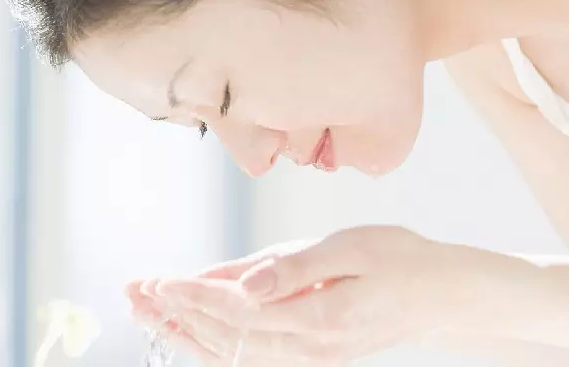 你知道早上護膚和晚上護膚有什么區(qū)別嗎？